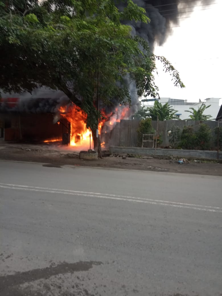 kebakaran bengkel sepeda motor di marelan raya pasar 2 akibat korsleting listrik